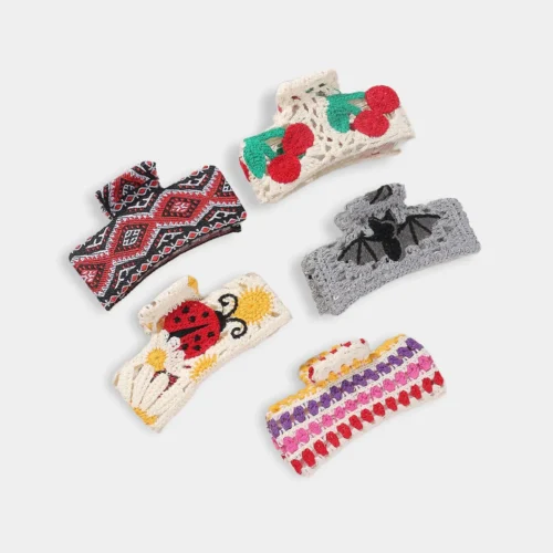 Knitted hairpin